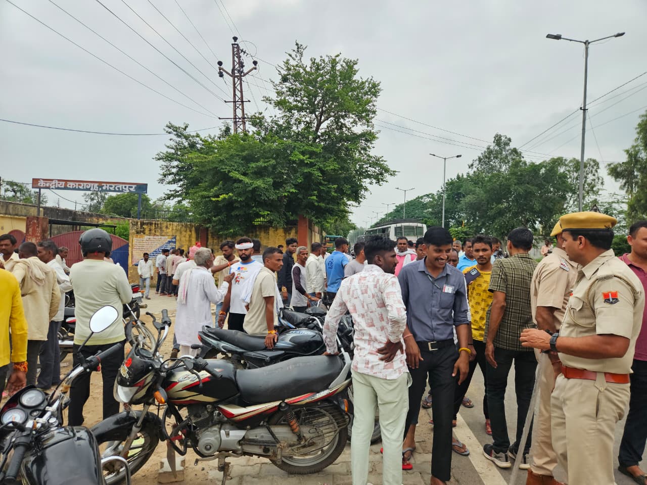 मौके पर कोतवाली, उद्योग नगर और सेवर थाना पुलिस मौजूद।