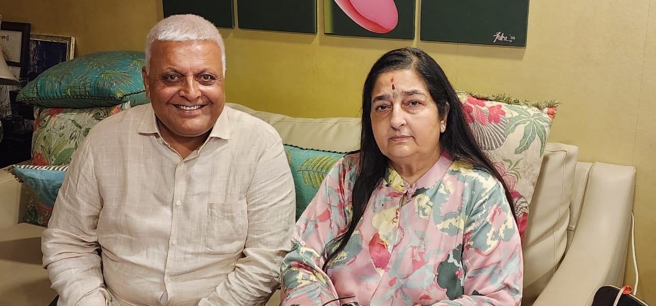 तस्वीर, इंद्रा सिंह राजपुरोहित और अनुराधा पौड़वाल की है। पौड़वाल ने उनके लिए निशुल्क गीत गाया था।