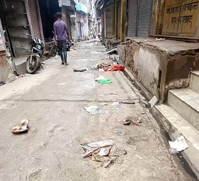 कस्बे में जगह-जगह लगे कचरे के ढेर।