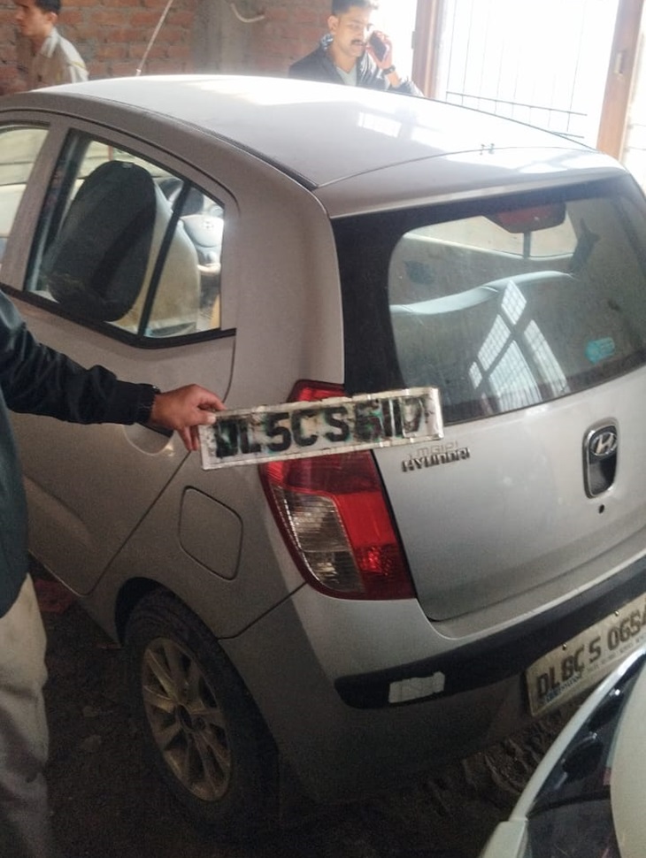 इस गाड़ी में आरोपी बच्चों को ले गया। उसने गाड़ी पर फर्जी नंबर प्लेट लगाई थी।