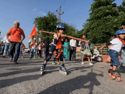 बच्चे स्केटिंग कर कावड़ यात्रा में शामिल हुए।