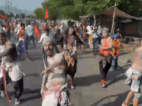 नाचते गाते हुए लोग शामिल हुए।