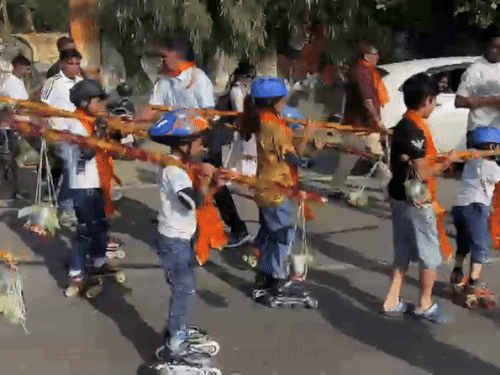 स्केटिंग में 5 साल से 14 साल के बच्चे कावड़ यात्रा में शामिल हुए।