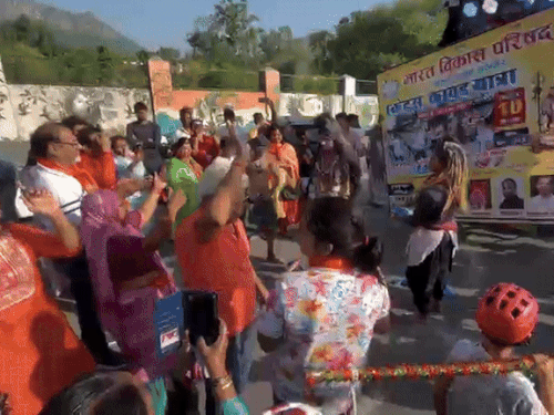 कावड़ यात्रा में शामिल हुए लोगों ने भजनों पर जमकर नृत्य भी किया।