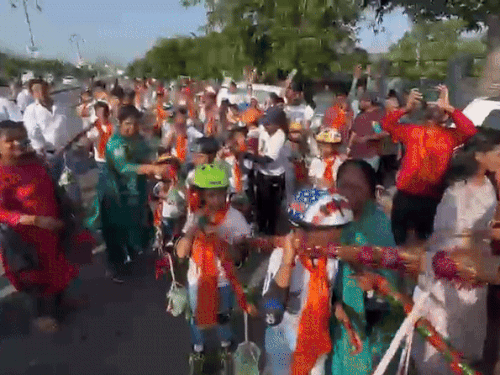 कावड़ यात्रा में बच्चों के साथ बडे़ व महिलाएं भी शामिल हुई।