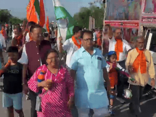 कावड़ यात्रा में शहरवासी भी बड़ी संख्या में शामिल हुए।