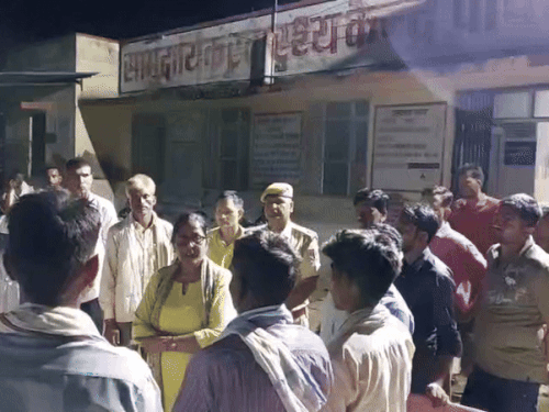 टोंक कलेक्टर कल्पना अग्रवाल रात करीब साढ़े दस बजे पीपलू अस्पताल पहुंचीं और पूरे घटनाक्रम की जानकारी ली।