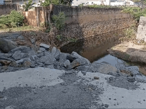 हादसे को आमंत्रण देता नाला।