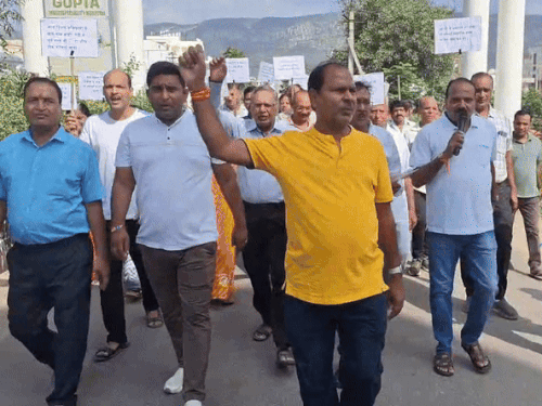 हाथों में समस्या लिखी तख्तियां लेकर लोग घरों से निकले।