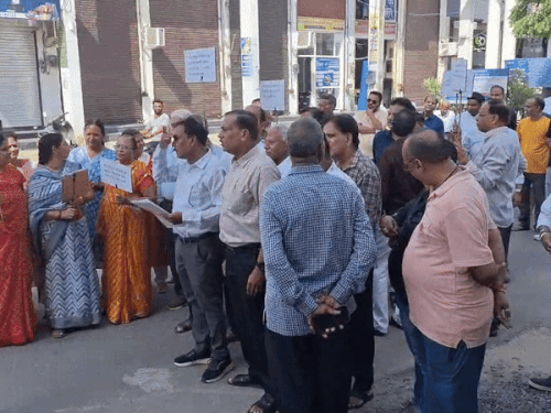 कॉलोनी में एकत्र होकर लोगों ने समस्याओं को लेकर रोष जताया।