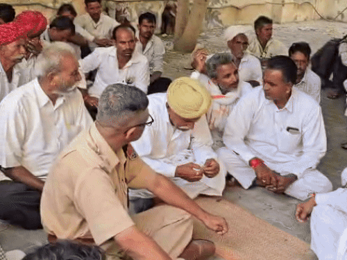 डीएसपी अरविंद जागिड़ परिजनों और ग्रामीणों से समझाइश कर रहे है।