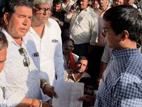 हॉस्पिटल के बाहर प्रदर्शन कर रहे लोगों से बात करने के लिए एसडीएम रजत यादव (ब्लू शर्ट में) भी पहुंचे। समाज के नेताओं ने एक ज्ञापन भी सौंपा है।