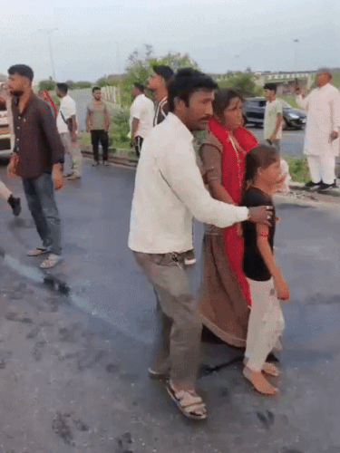 महिलाओं और बच्चों को लोगों ने बाहर निकाला और अस्पताल पहुंचाया।