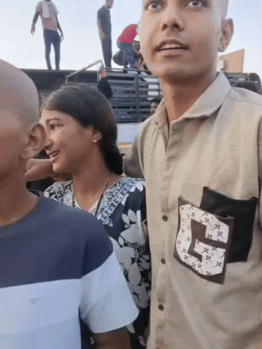 हादसे के बाद लोग डरे सहमे से थे। घायलों में बच्चे और महिलाएं भी शामिल हैं।