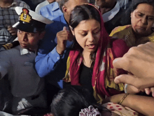 लेफ्टिनेंट विनय नरवाल के संस्कार के दौरान हिमांशी विलाप करते हुए।