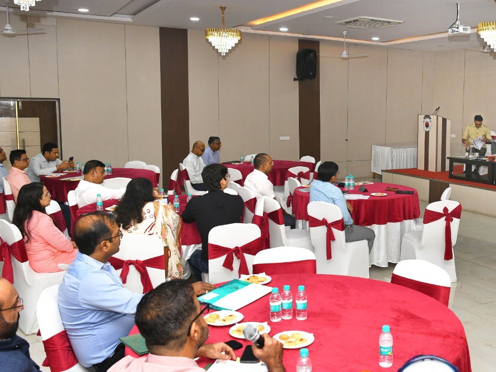 कलेक्टर ने निवेशकों से एक-एक कर मुलाकात की