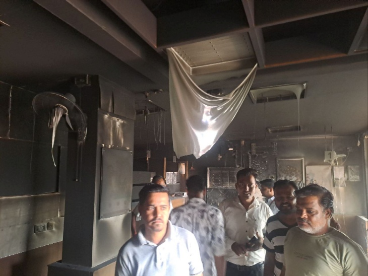 पाली शहर के मंडिया रोड स्थित आईडीएफसी फस्ट बैंक (IDFC FIRST BANK) में आग लगने की जानकारी होने पर मौके पर पहुंचे लोग।