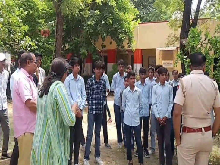 बच्चों से पूछताछ करती हुई पुलिस।