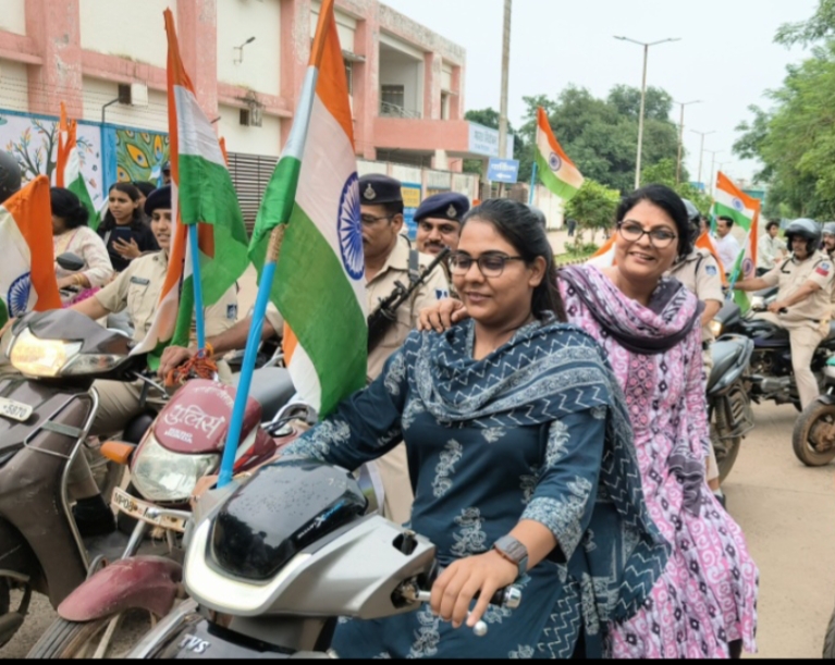 रैली में शामिल SDM शिवानी पांडे और डिप्टी कलेक्टर मंजुषा खत्री।