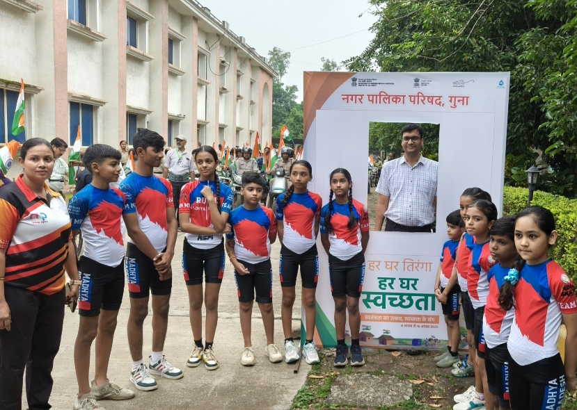 सेल्फी प्वाइंट पर बच्चों के साथ फोटो लेते ADM अखिलेश जैन।