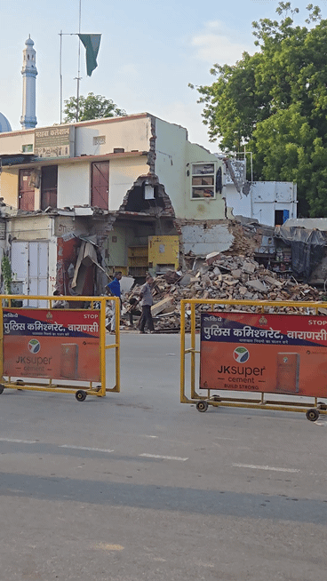 कार्रवाई के दौरान की गई बैरिकेडिंग