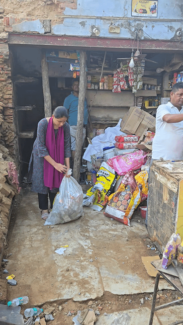 जनरल स्टोर तोड़ दिया गया। मलबा हटाकर सामान निकालते बच्चे