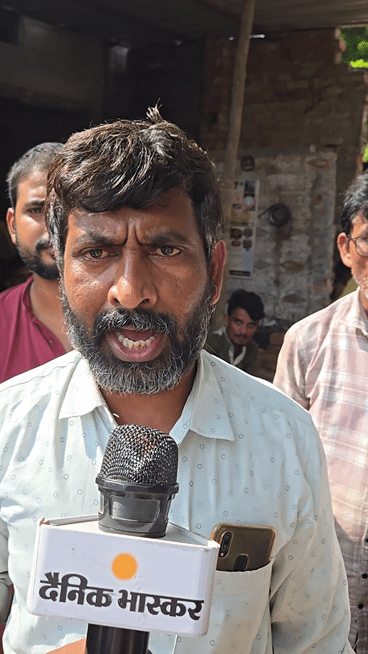 मस्जिद के समीप पप्पू मिस्त्री का गैराज भी तोड़ दिया गया जबकि PWD ने कोई निशान नहीं लगाया था