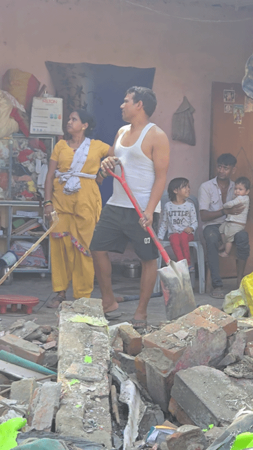 मलबा हटाने में जुटा परिवार