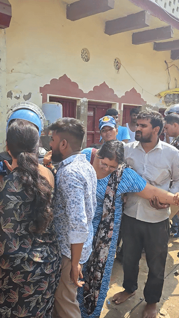 अपनी दुकान टूटते देख महिला हुई बेहोश