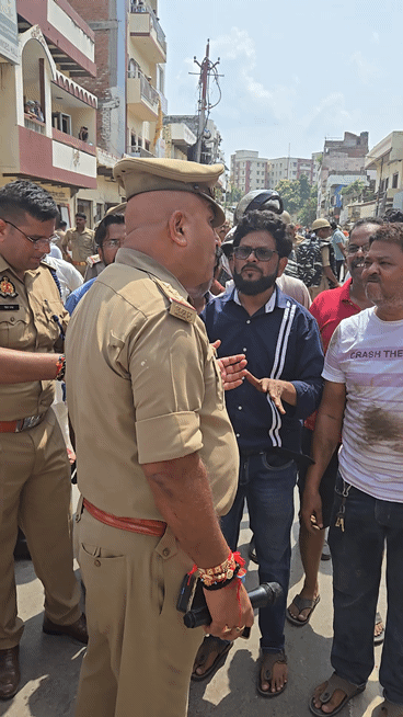 इंस्पेक्टर से समय दिलाने की गुहार लगाते दुकानदार