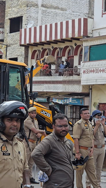 कार्रवाई के दौरान एक परिवार बुलडोजर के पंजे के आगे खड़ा हो गया लेकिन पुलिस प्रशासन के आगे नहीं चली