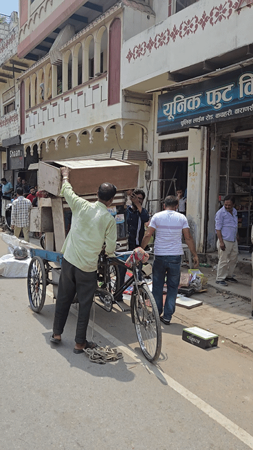 सामान बचाने की कोशिश