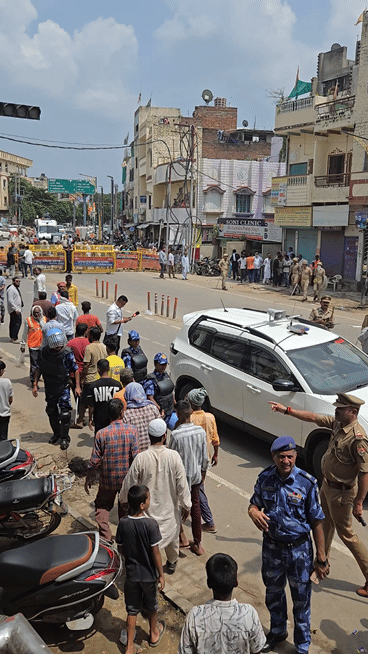 कार्रवाई के दौरान तमाशबीन को भगाती पुलिस