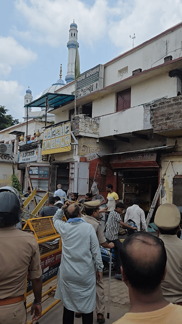दायम खान मस्जिद के बाहर दुकान पर चला बुलडोजर
