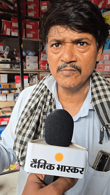 मुश्ताक की दुकान तोड़ दी गई। घर का भी 5 मीटर जायेगा।