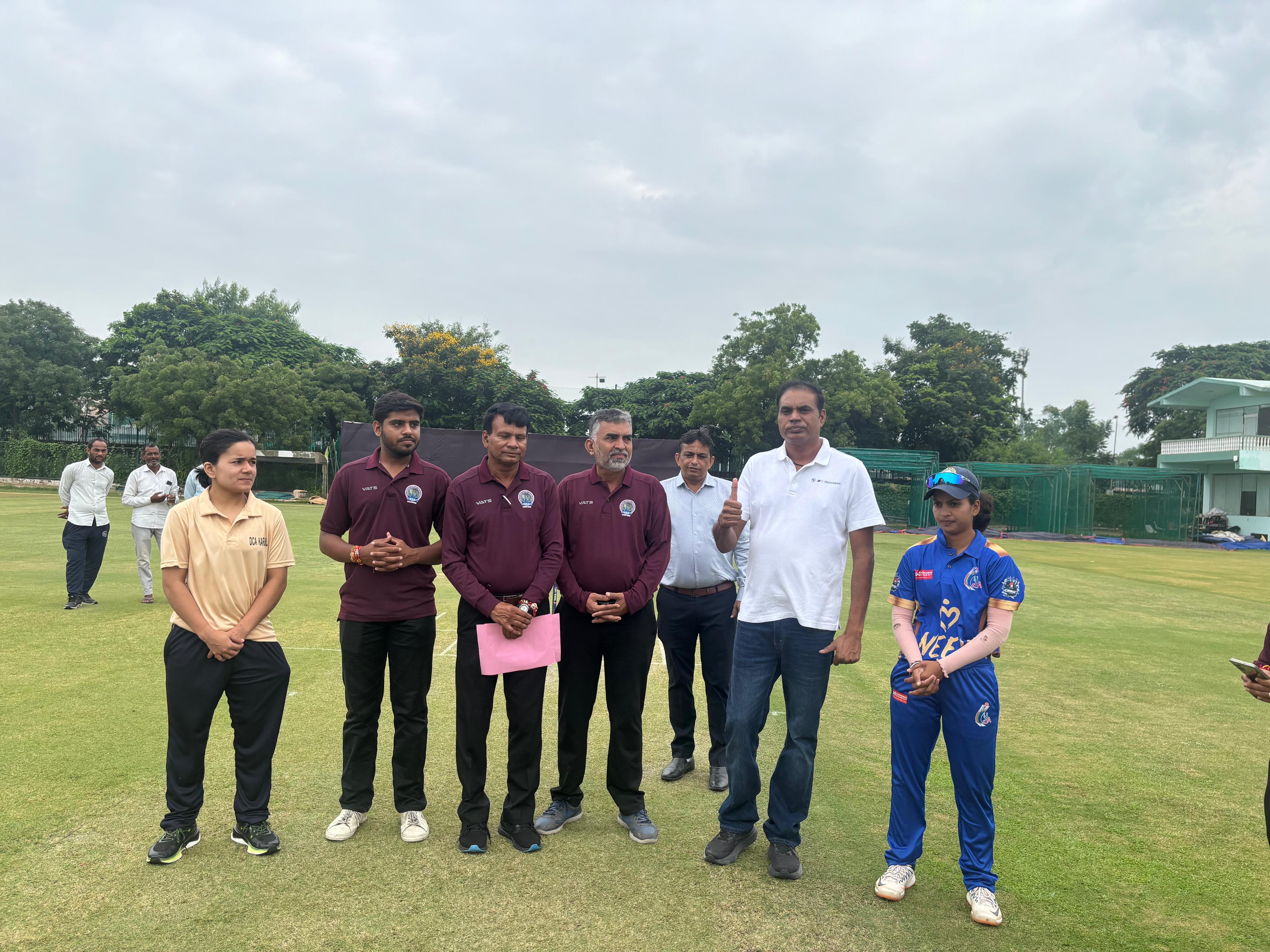 जयपुर में उदयपुर और करौली के बीच खेले जा रहे मैच में टॉस कर टूर्नामेंट की शुरुआत करते दीन दयाल कुमावत।