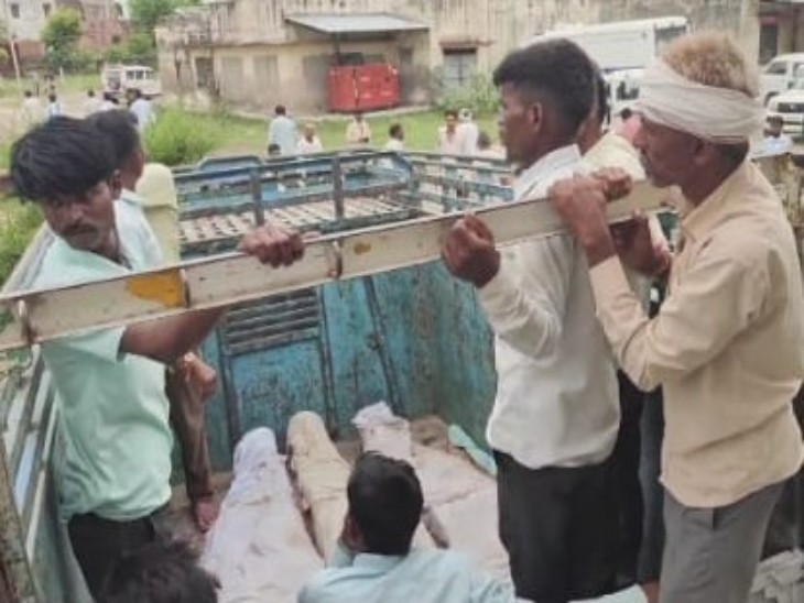 तीनों चचेरे भाइयों के शवों को पिकअप में रखकर गजर लाते परिजन।