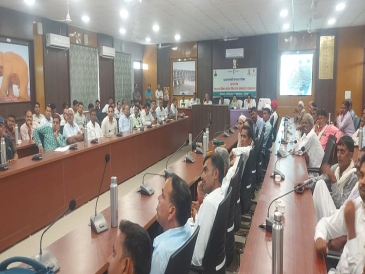 कार्यक्रम में मौजूद अधिकारी व अन्य लोग।
