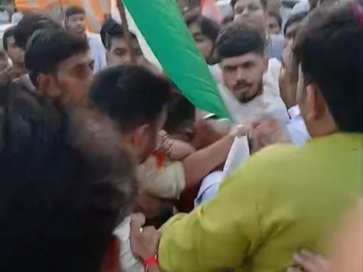 आपस में भिड़ते नेताओं को अलग करते अन्य नेता