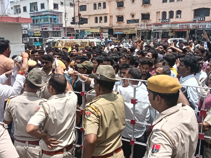 समाजजनों ने किया विरोध प्रदर्शन।