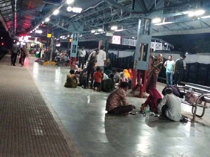 स्टेशन पर ट्रेन का इंतजार करते बुजुर्ग यात्री।