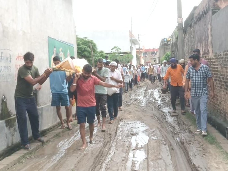 ग्रामीणों को कीचड़ से होकर शव यात्रा निकालनी पड़ी।