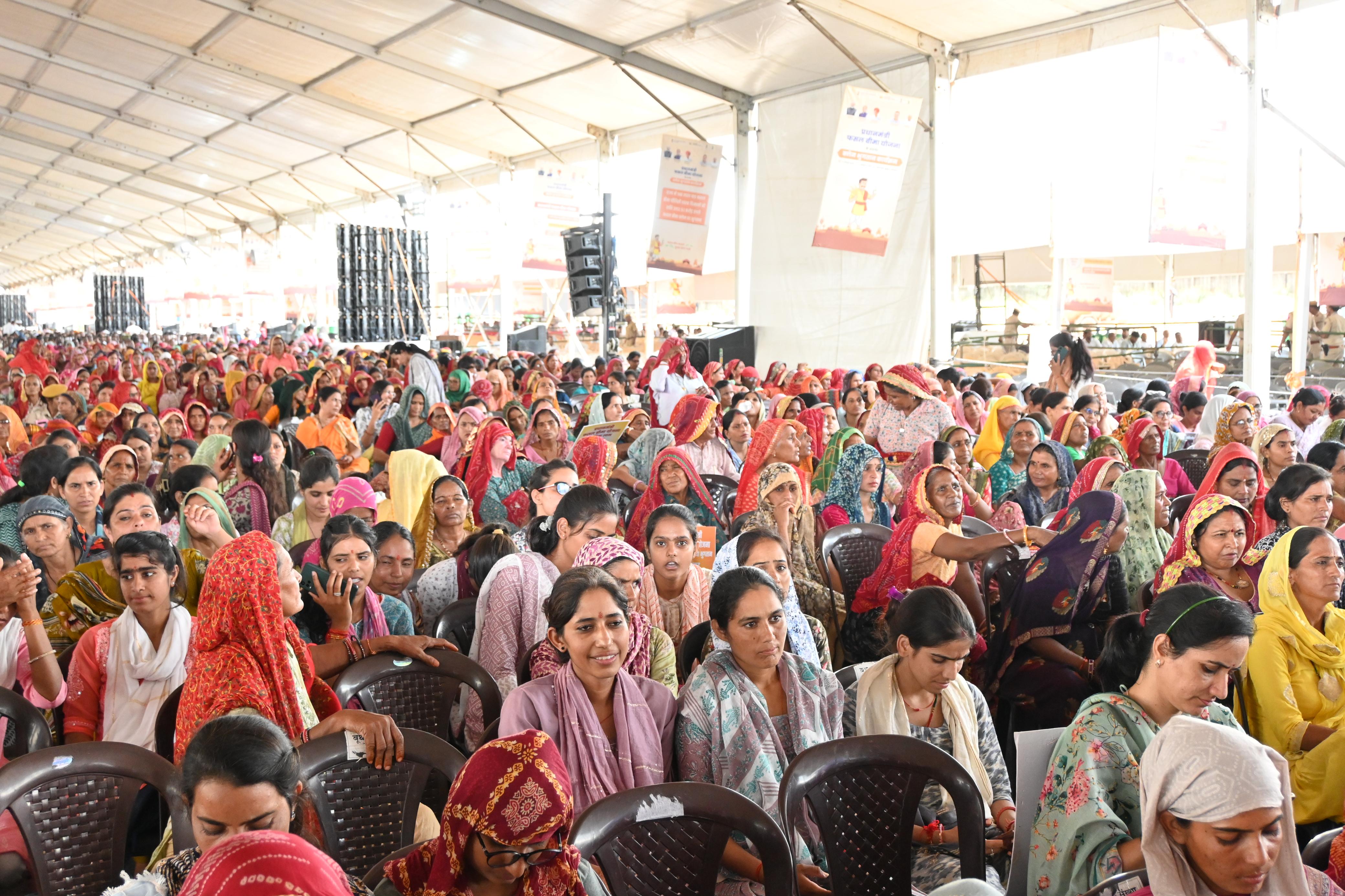 हवाई पट्टी पर किसानों के लिए हुए कार्यक्रम में बड़ी संख्या में महिला किसान भी शामिल हुईं।