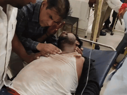 रोहित सैनी अपनी लहूलुहान पत्नी संजू सैनी को राहगीरों की मदद से गोद में उठाकर हॉस्पिटल पहुंचा और लूट व मारपीट कर हत्या की कहानी सुनाता रहा।