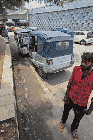 परिवहन विभाग का डेडलाइन समाप्त होने के बावजूद सड़कों पर बिना नाम, आधार और मोबाइल नंबर लिखे ऑटो, ई-रिक्शा, कैब और टैक्सियां चल रही हैं।