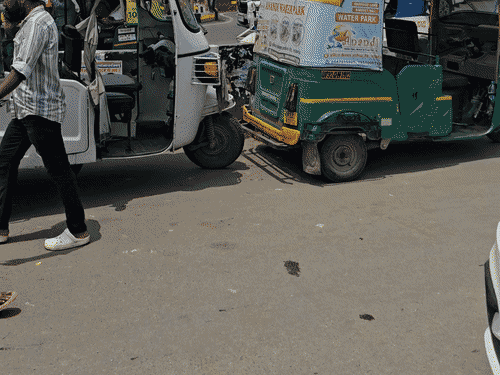 लखनऊ में परिवहन विभाग के नए नियम का पालन नहीं हो रहा है।