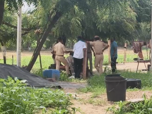 तस्कर पहले जैसलमेर एरिया में फैक्ट्री लगाना चाहते थे। इसके लिए उन्होंने एक महीने तक रेकी भी की। फिर बाड़मेर के इस सुनसान एरिया में फैक्ट्री लगाई गई। फैक्ट्री के बाहर कार्रवाई के दौरान खड़े पुलिसकर्मी।