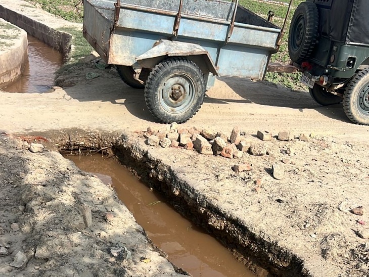 गड्ढे में गिरने से आए दिन चोटिल होते हैं राहगीर।