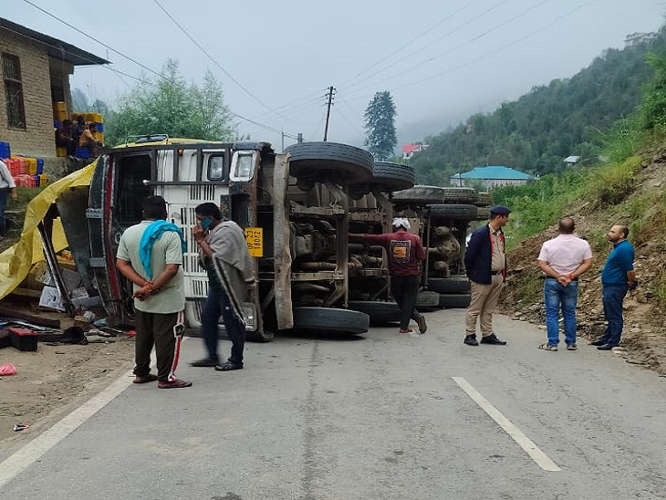 A large trolley overturned in Dorchi this morning on Shimla-Thiyog-Rohru NH. This stopped the highway for vehicles. After this, the traffic has been diverted via the via Patsari road.