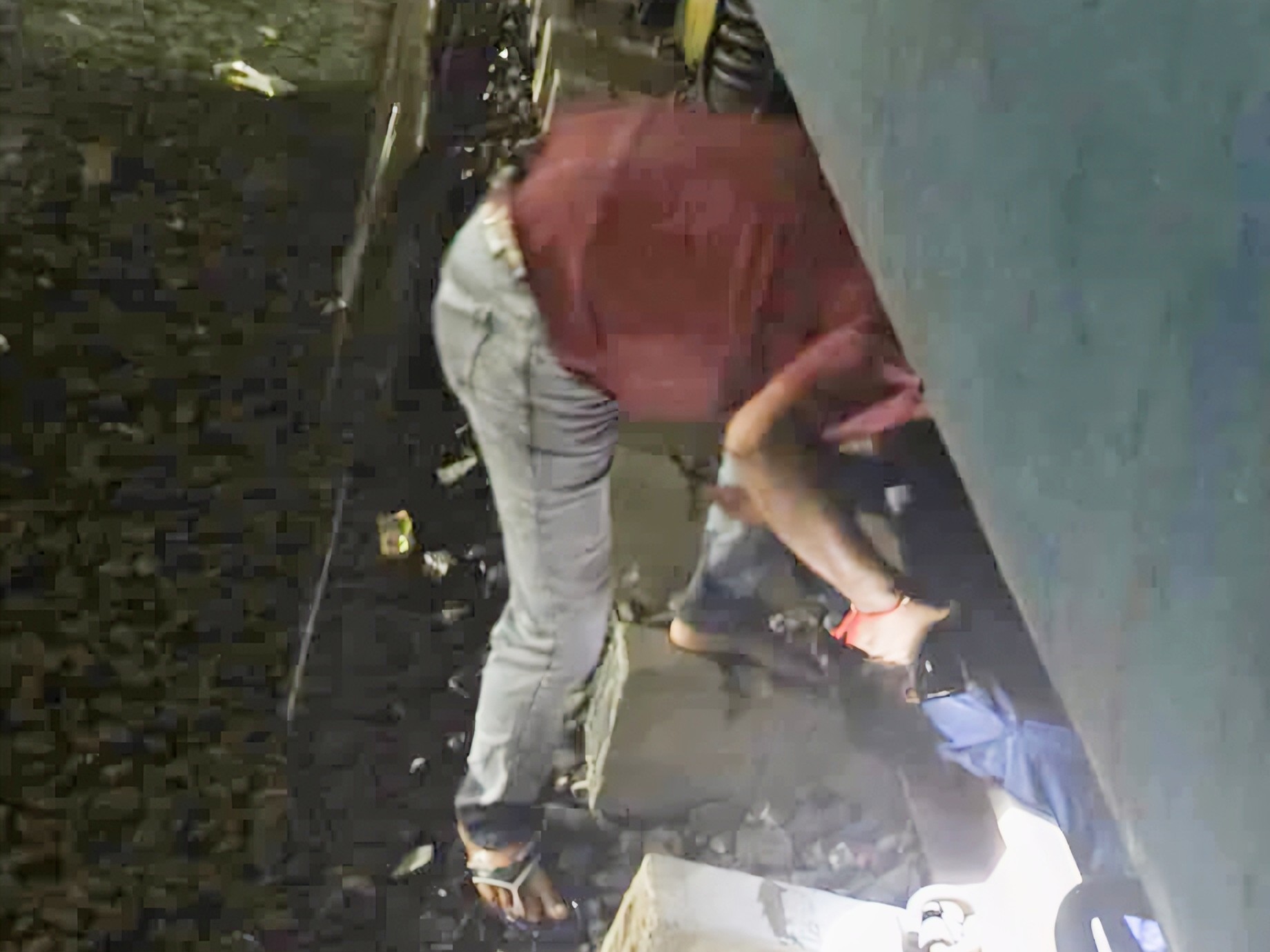 शेखपुरा में चलती ट्रेन से कूदा युवक: दोनों पटरियों के बीच गिरा, पुलिसकर्मी ने अचेत अवस्था में अस्पताल पहुंचाया - Sheikhpura News 1 पटरी के बीच फंसा युवक।